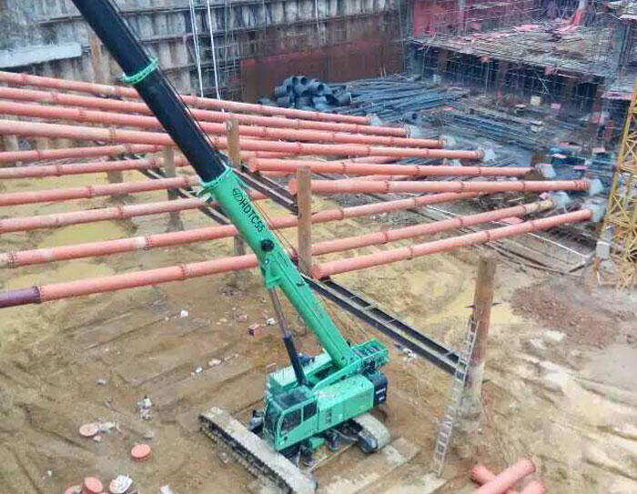 HDTC55, HDTC32 telescopic crawler crane products in Changsha real estate construction building site hoisting Foundation